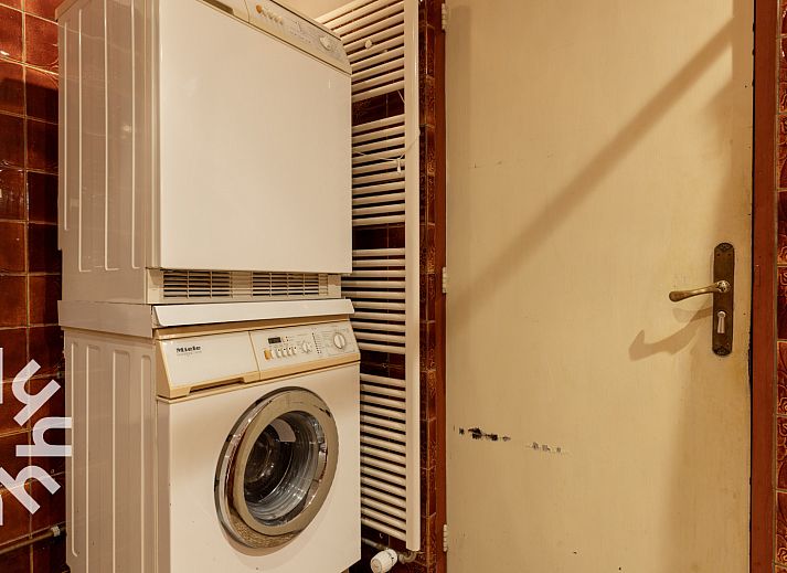 Rustic dining area in vacation home OV188, Balkbrug, with wooden table and chairs, ideal for family dinners.
