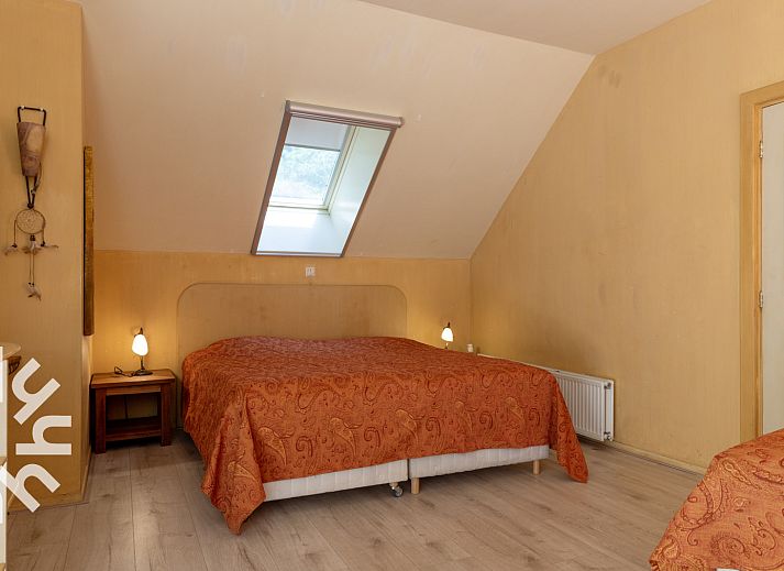 Rustic dining area in vacation home OV188, Balkbrug, with wooden table and chairs, ideal for family dinners.