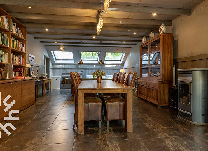 Rustic dining area in vacation home OV188, Balkbrug, with wooden table and chairs, ideal for family dinners.