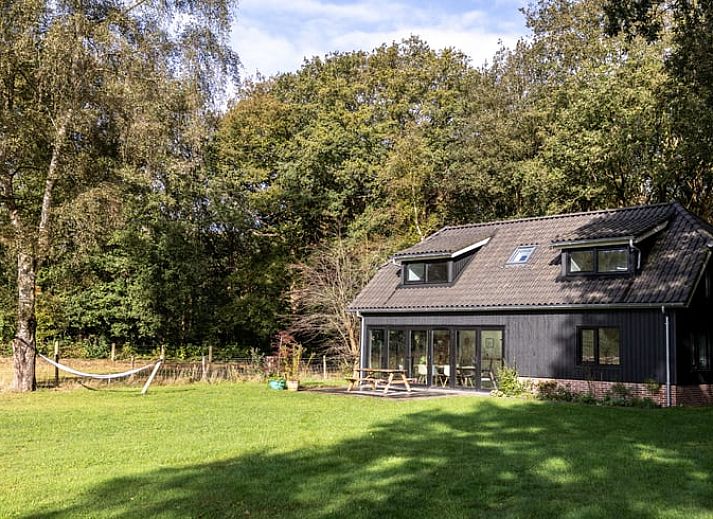 Gezellige groep op terras van Huisje in Balkbrug in Overijsselse natuur