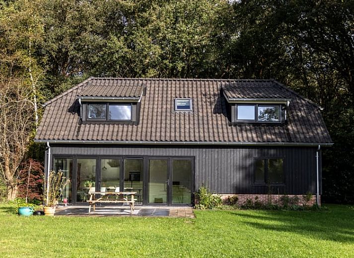 Gezellige groep op terras van Huisje in Balkbrug in Overijsselse natuur