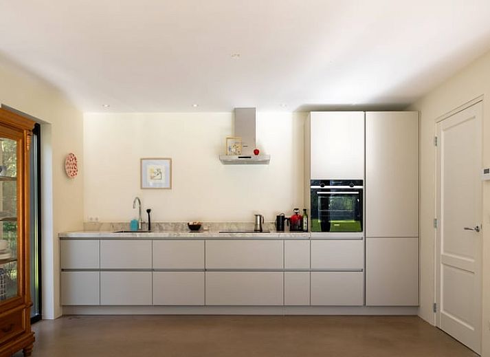 Gezellige groep op terras van Huisje in Balkbrug in Overijsselse natuur