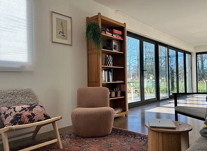 Zonnig terras bij Huisje in Balkbrug vakantiehuis in Vechtstreek