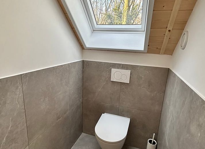 Terras met parasol bij Huisje in Balkbrug vakantiewoning in Vechtstreek