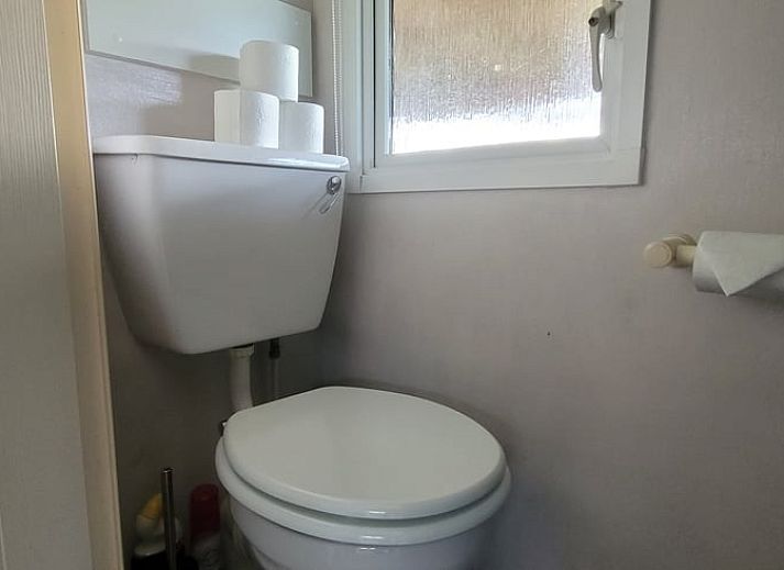 Ruime woonkamer van Vakantiehuis in Balkbrug, ideaal voor ontspanning.