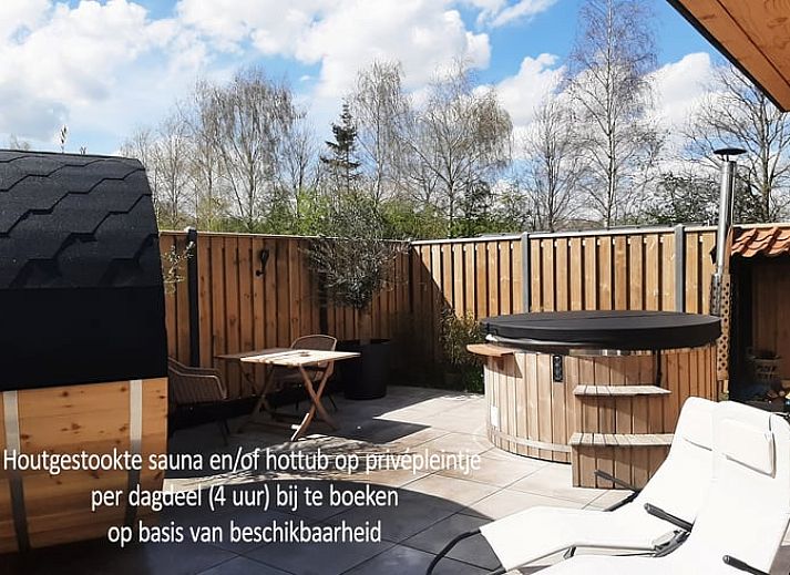 Slaapkamer met twee bedden in Vakantiehuis in Balkbrug, Overijssel.