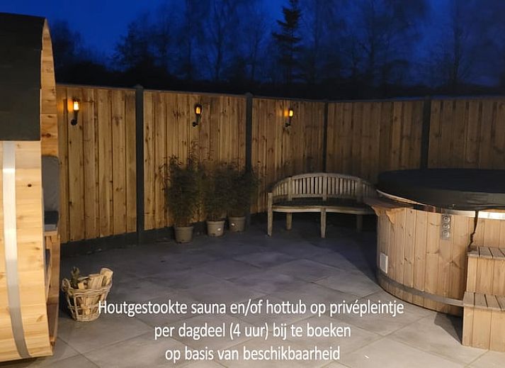 Slaapkamer met twee bedden in Vakantiehuis in Balkbrug, Overijssel.