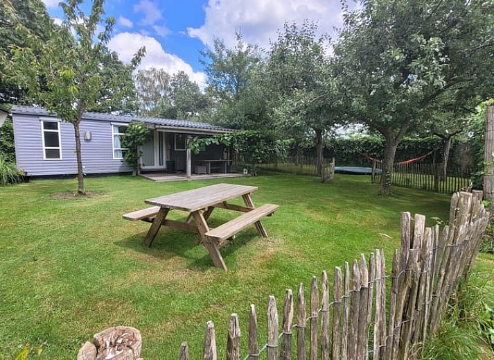 Slaapkamer met twee bedden in Vakantiehuis in Balkbrug, Overijssel.