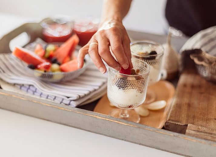 Gemuetliches Wohnzimmer von Huisje in Rheeze, Ferienhaus in der Region Vecht in Overijssel, mit Holzbalken und modernen Moebeln.