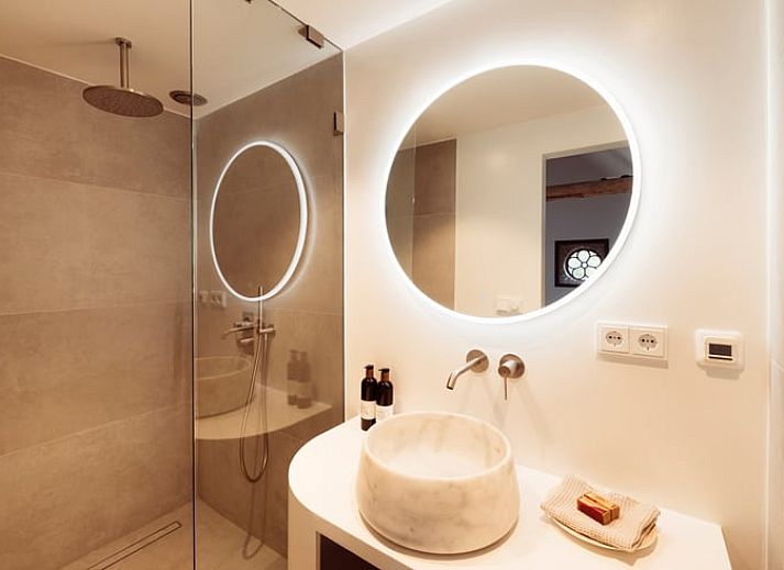 Gemuetliches Wohnzimmer von Huisje in Rheeze, Ferienhaus in der Region Vecht in Overijssel, mit Holzbalken und modernen Moebeln.