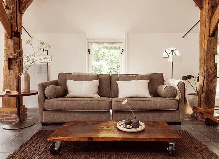 Rustikale Veranda mit Stuehlen in Cottage in Rheeze, Ferienhaus in der Region Vecht in Overijssel, umgeben von Natur.