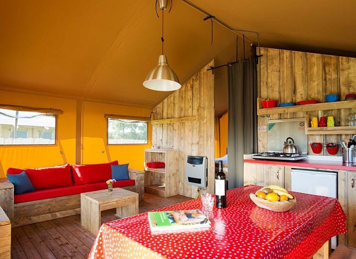 Gemuetliches Schlafzimmer im Safarizelt, Rheeze, Overijssel mit bequemem Bett und warmer Atmosphaere fuer einen entspannten Aufenthalt.