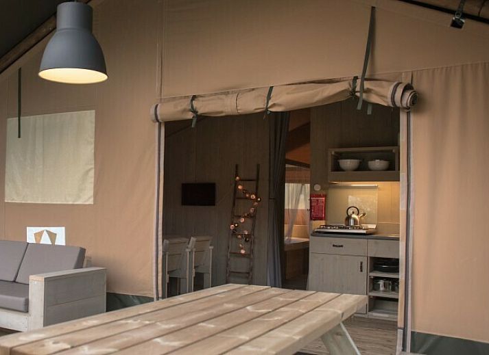 Comfort safaritent in Rheeze, Vechtstreek met speeltuin voor kinderen, ideaal voor gezinsvakanties in Overijssel.