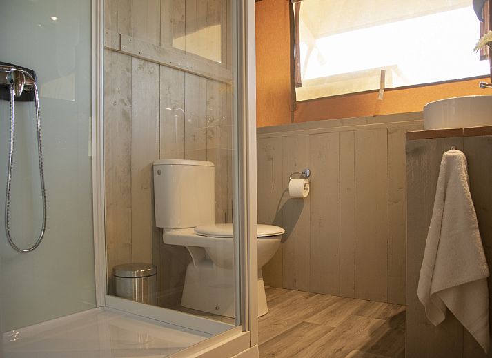 Gezellige binnenruimte van Comfort safaritent in Rheeze, Vechtstreek met volledig uitgeruste keuken en eethoek.