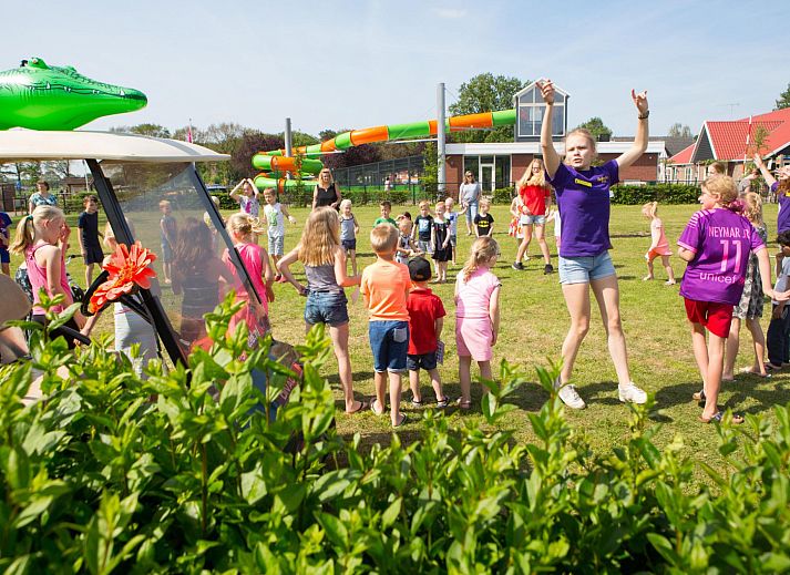 Gezellige binnenruimte van Comfort safaritent in Rheeze, Vechtstreek met volledig uitgeruste keuken en eethoek.