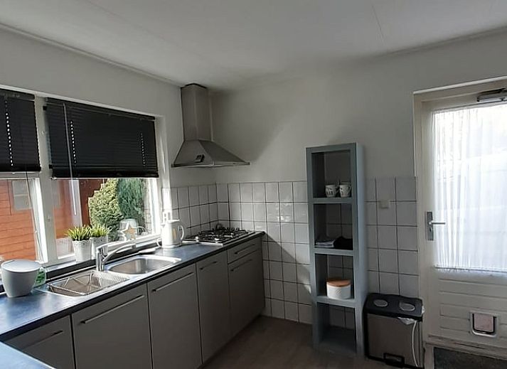 Ferienhaus in Rheezerveen mit Blumen und gruener Umgebung in der Region Vecht, Overijssel.