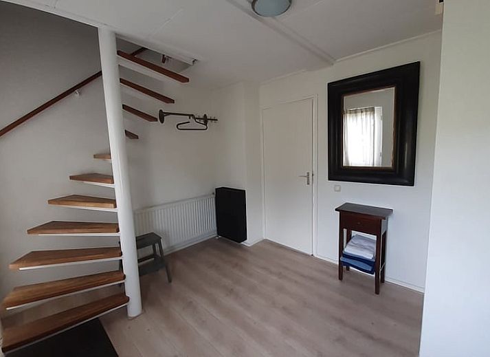 Gemuetliches Wohnzimmer des Ferienhauses in Rheezerveen mit bequemen Sofas, Vechtstreek, Overijssel.