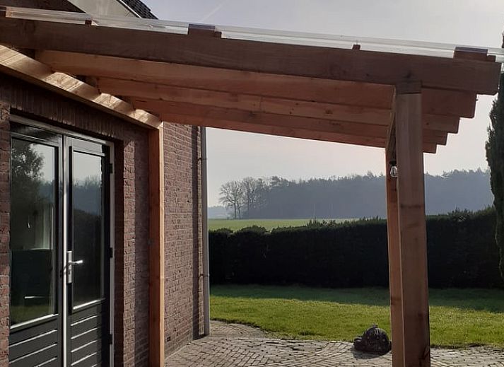 Gemuetliches Wohnzimmer des Ferienhauses in Rheezerveen mit bequemen Sofas, Vechtstreek, Overijssel.