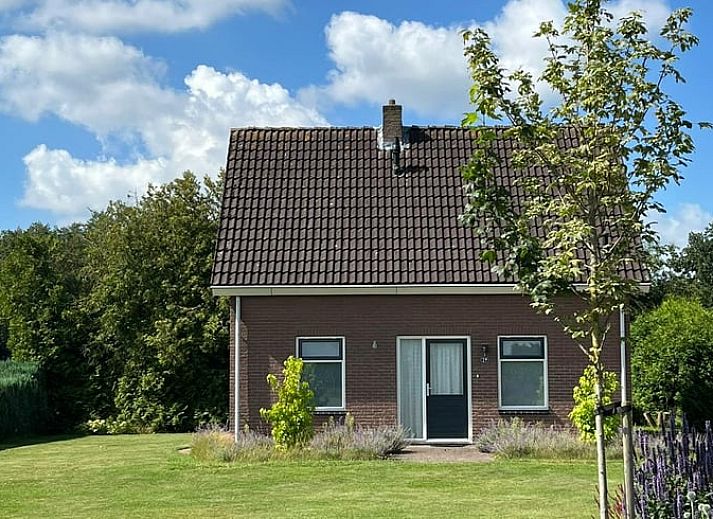 Rustikale Terrasse des Ferienhauses in Rheezerveen mit Blick auf gruene Felder, Region Vecht, Overijssel.