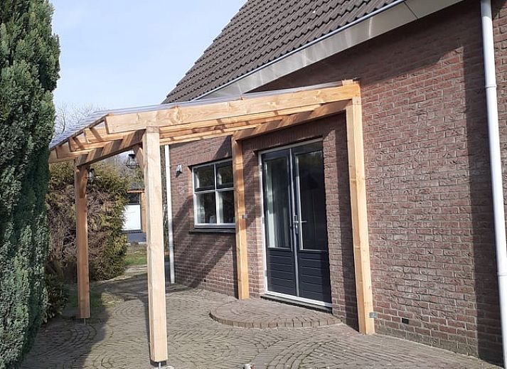 Rustikale Terrasse des Ferienhauses in Rheezerveen mit Blick auf gruene Felder, Region Vecht, Overijssel.