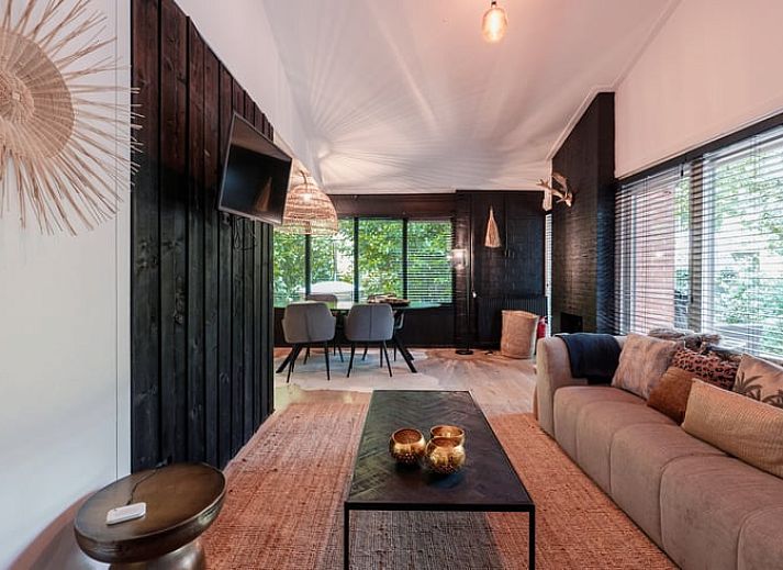 Aussenansicht des Ferienhauses in Rheezerveen, umgeben von Waeldern in der Region Vecht, Overijssel.