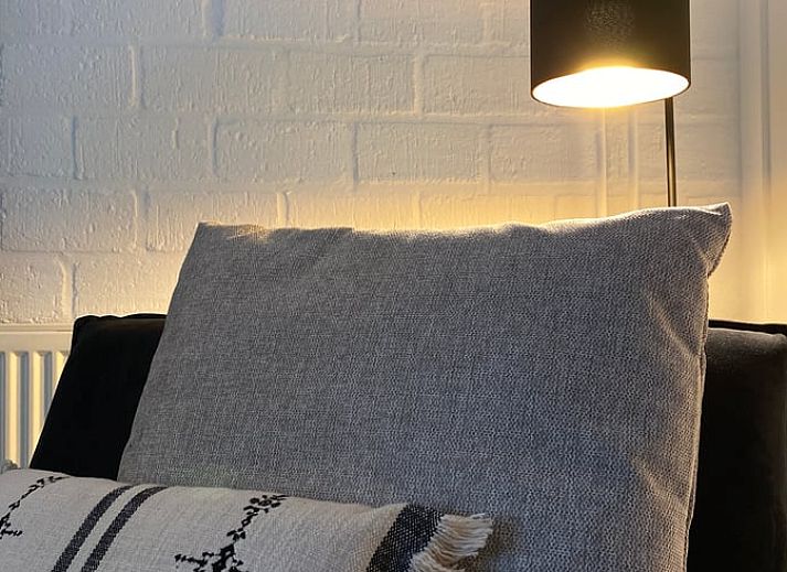 Gemuetliches Wohnzimmer im Ferienhaus in Rheezerveen, Vechtstreek, Overijssel mit bequemer Sitzecke.