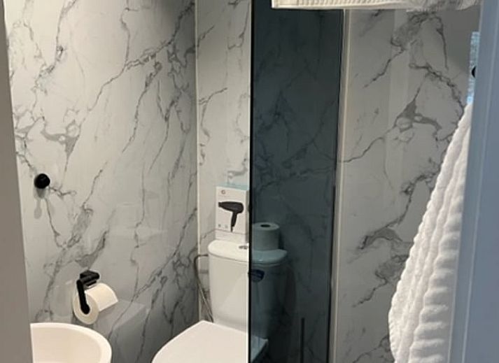 Stimmungsvolle Dekoration im Inneren des Ferienhauses in Rheezerveen, Overijssel.