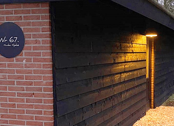 Stimmungsvolle Dekoration im Inneren des Ferienhauses in Rheezerveen, Overijssel.