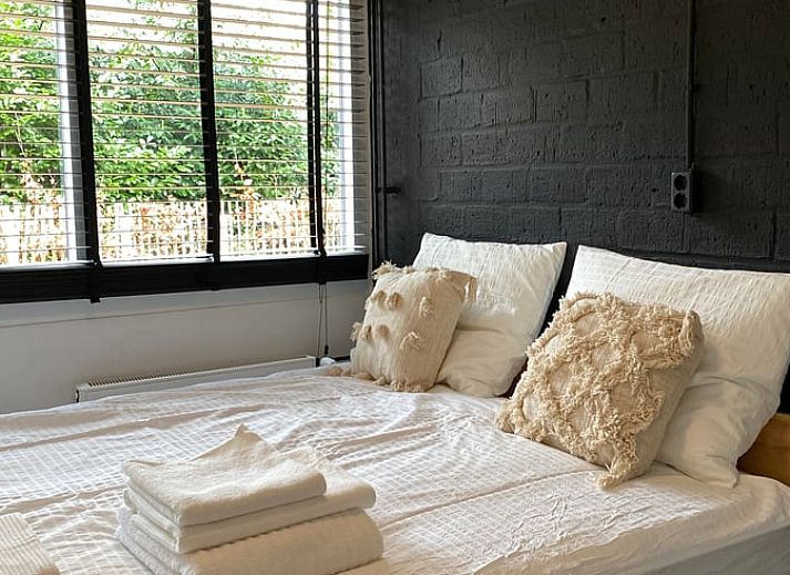 Stilvoll eingerichtet mit einem Sofa im Ferienhaus in Rheezerveen, Overijssel.