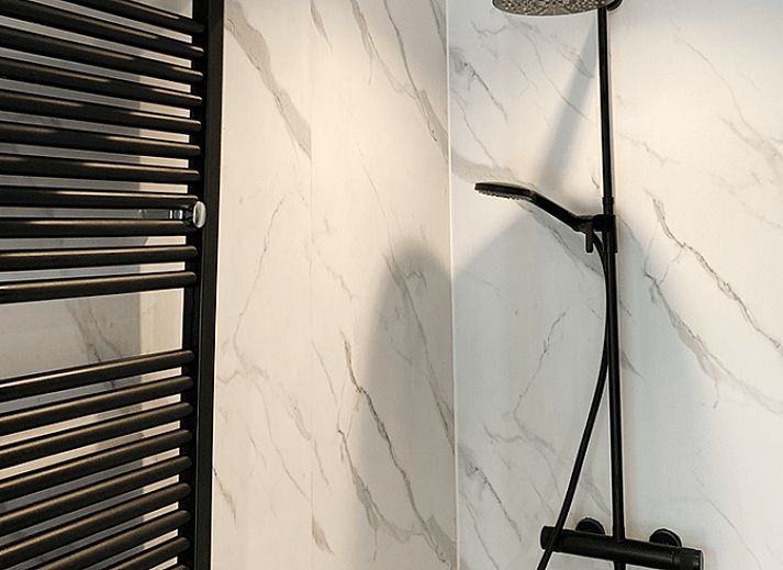 Stilvoll eingerichtet mit einem Sofa im Ferienhaus in Rheezerveen, Overijssel.