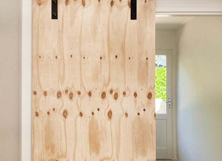 Stilvoll eingerichtet mit einem Sofa im Ferienhaus in Rheezerveen, Overijssel.