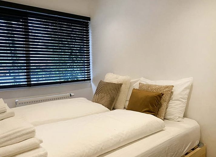 Eetkamer van Huisje in Rheezerveen met houten tafel en designlamp, gelegen in Vechtstreek, Overijssel.