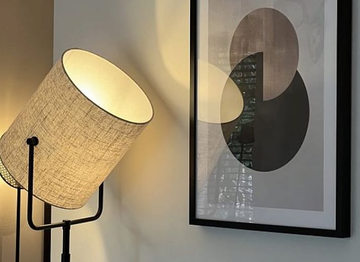 Eetkamer van Huisje in Rheezerveen met houten tafel en designlamp, gelegen in Vechtstreek, Overijssel.