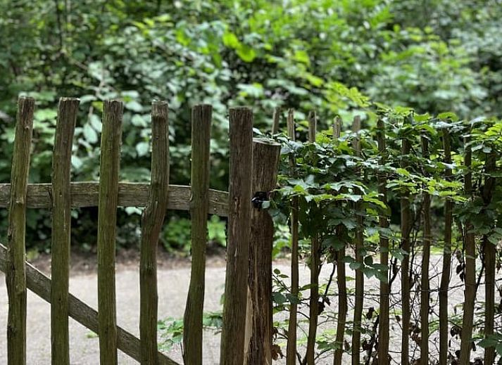 Eetkamer van Huisje in Rheezerveen met houten tafel en designlamp, gelegen in Vechtstreek, Overijssel.