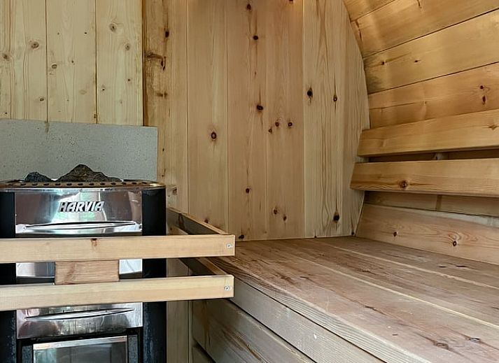 Stijlvolle woonkamer in Huisje in Rheezerveen met comfortabele bank, Vechtstreek, Overijssel.