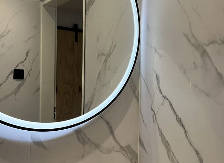 Stijlvolle woonkamer in Huisje in Rheezerveen met comfortabele bank, Vechtstreek, Overijssel.