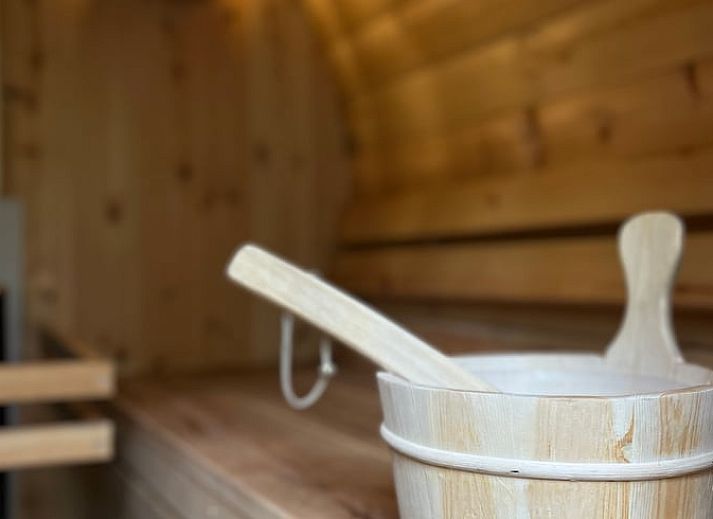 Stijlvolle woonkamer in Huisje in Rheezerveen met comfortabele bank, Vechtstreek, Overijssel.