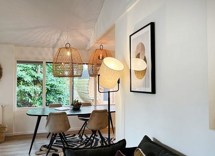 Stijlvolle woonkamer in Huisje in Rheezerveen met comfortabele bank, Vechtstreek, Overijssel.