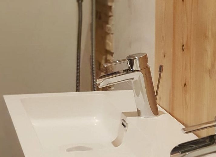 Offener Wohn- und Essbereich im Ferienhaus in Rheezerveen, Vechtstreek, Overijssel mit viel natuerlichem Licht.