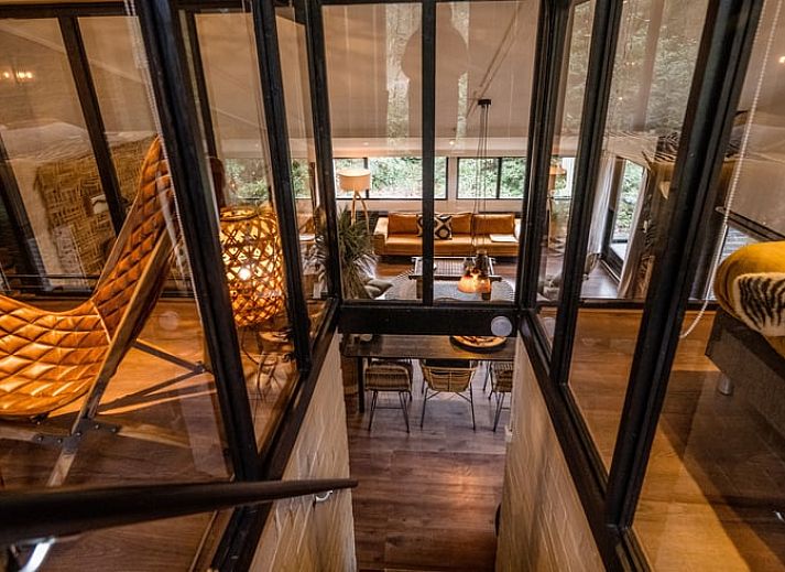 Esstisch im Ferienhaus in Rheezerveen, Vechtstreek, Overijssel mit dekorativen Accessoires und warmer Beleuchtung.