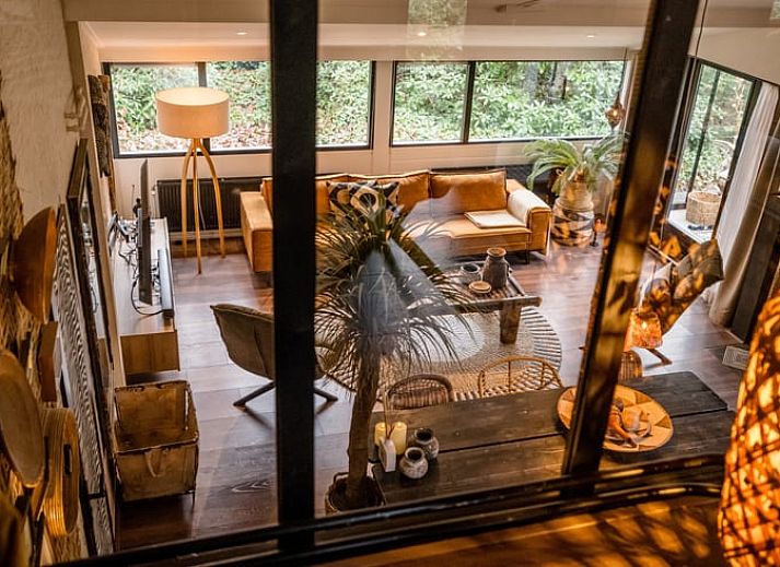 Esstisch im Ferienhaus in Rheezerveen, Vechtstreek, Overijssel mit dekorativen Accessoires und warmer Beleuchtung.