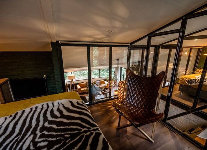 Atmosphaerische Details im Ferienhaus in Rheezerveen, Vechtstreek, Overijssel mit Kerzen und dekorativen Elementen.