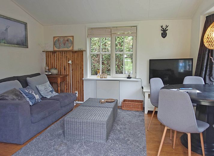 Geniessen Sie die grosse Veranda des Ferienhauses OV649 in Rheezerveen, Vechtstreek, Overijssel, umgeben von gruener Natur.