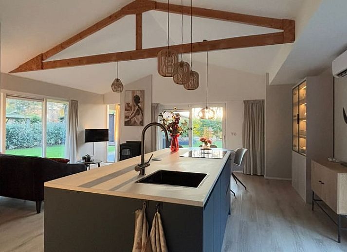 Huisje in Rheezerveen, sfeervol vakantiehuis in de nacht, omgeven door natuur in de Vechtstreek, Overijssel.