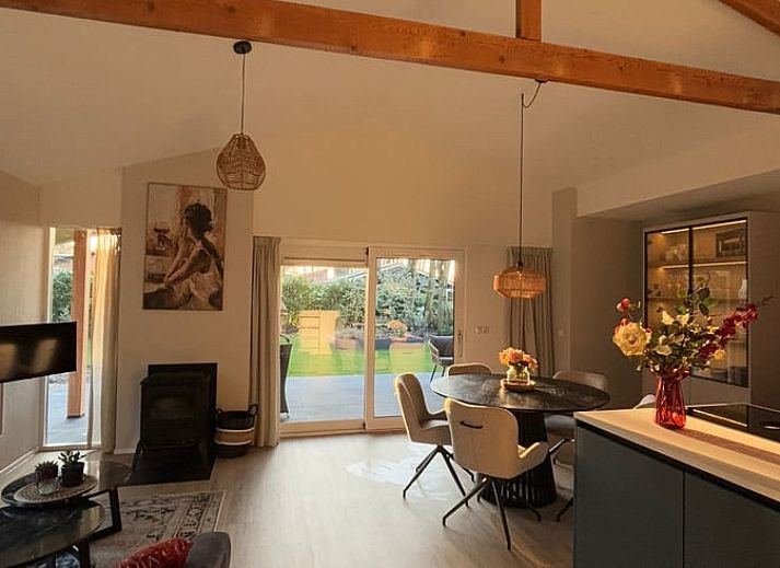 Huisje in Rheezerveen, sfeervol vakantiehuis in de nacht, omgeven door natuur in de Vechtstreek, Overijssel.