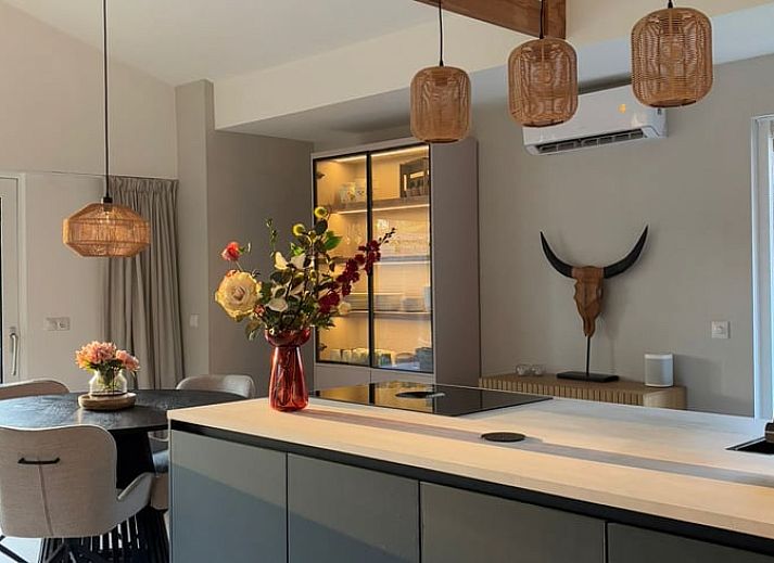 Huisje in Rheezerveen, sfeervol vakantiehuis in de nacht, omgeven door natuur in de Vechtstreek, Overijssel.