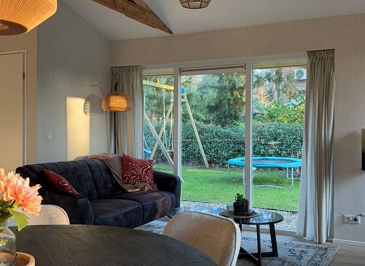 Moderne keuken in Huisje in Rheezerveen, vakantiehuis met open ruimte en houten balken in Vechtstreek, Overijssel.