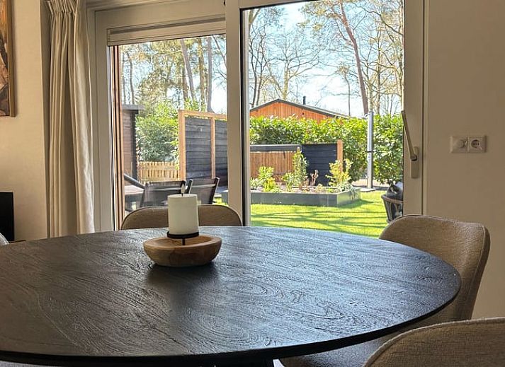 Moderne keuken in Huisje in Rheezerveen, vakantiehuis met open ruimte en houten balken in Vechtstreek, Overijssel.