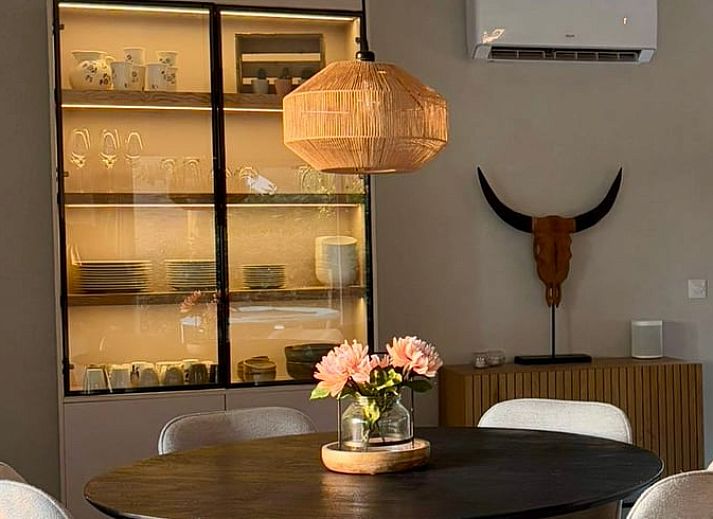 Moderne keuken in Huisje in Rheezerveen, vakantiehuis met open ruimte en houten balken in Vechtstreek, Overijssel.