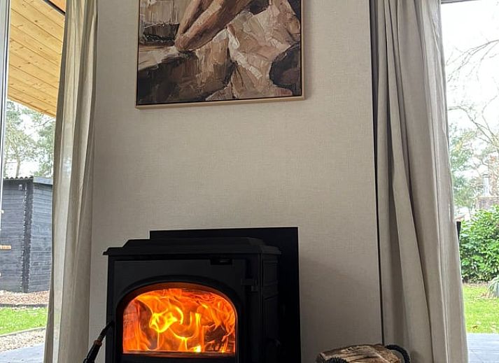 Moderne keuken in Huisje in Rheezerveen, vakantiehuis met open ruimte en houten balken in Vechtstreek, Overijssel.